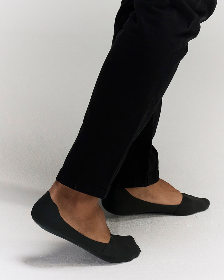side photo of model wearing No Trace Ice Sock Dark Green