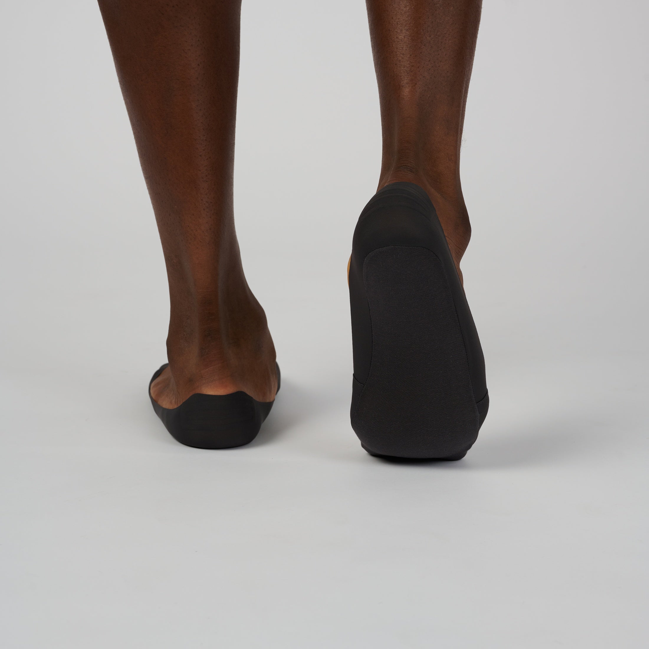 back photo of no trace ice socks in dark grey