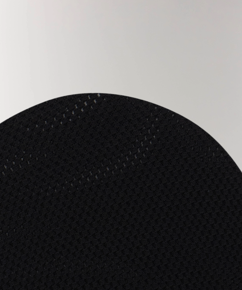 Zoomed picture of cottosilk airtech invisible ice socks in Black