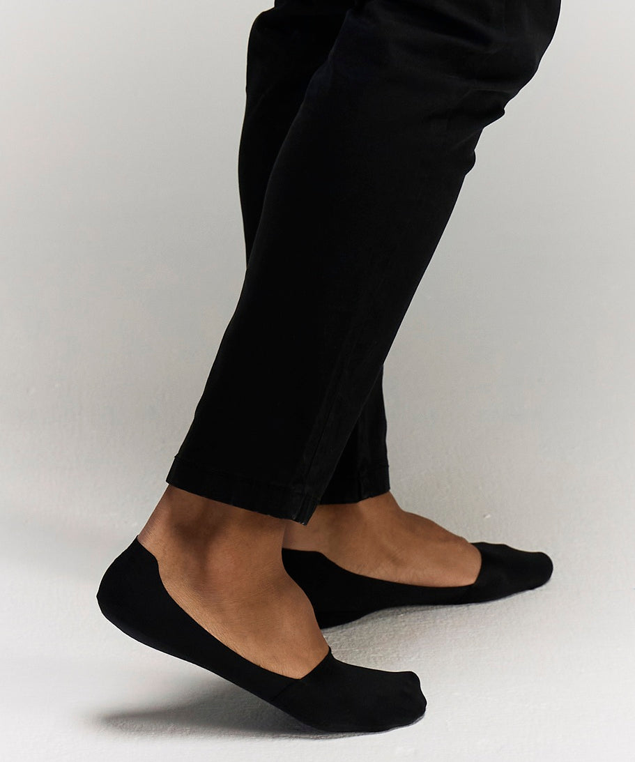 Back Photo of model wearing no trace ice socks in black