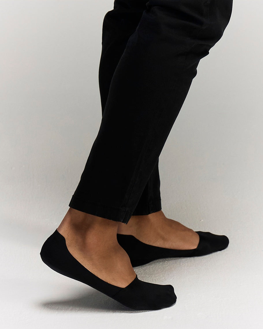 Back Photo of model wearing no trace ice socks in black