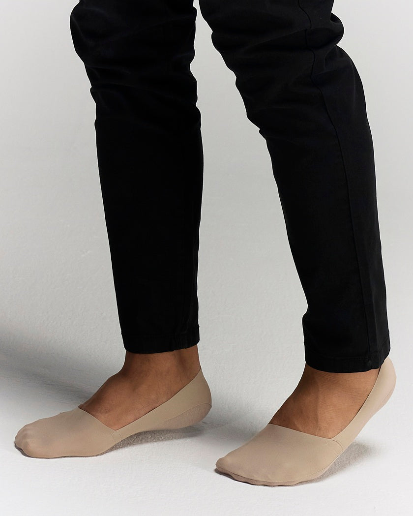 Front Photo for Model wearing No Trace Ice Sock Beige