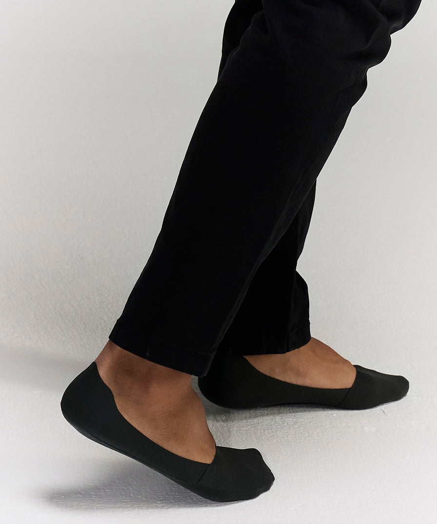 side photo of model wearing No Trace Ice Sock Dark Green
