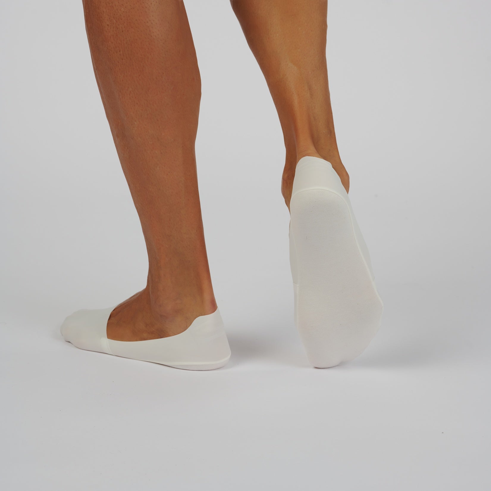 back photo of no trace ice socks in white