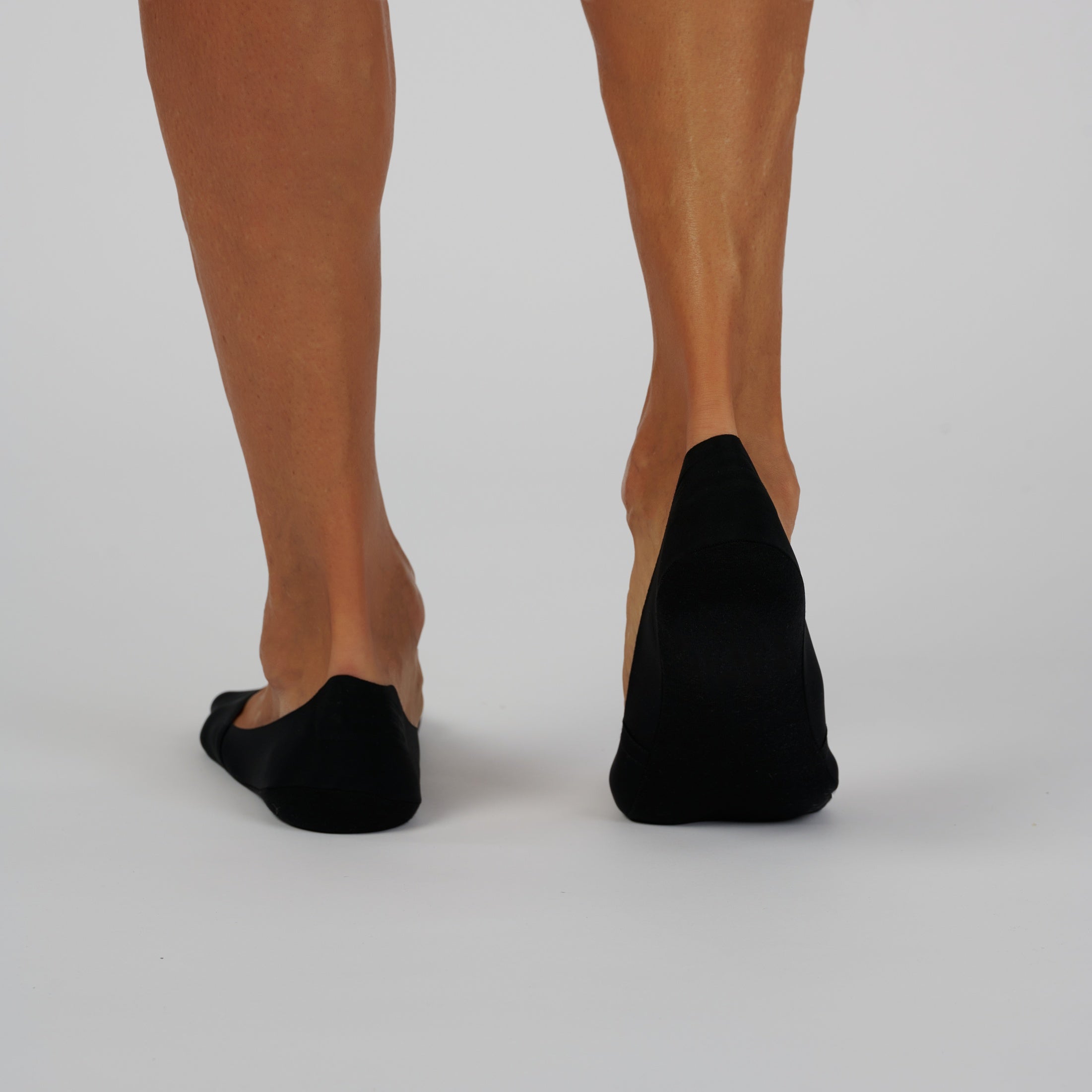 back photo of no trace ice socks in black